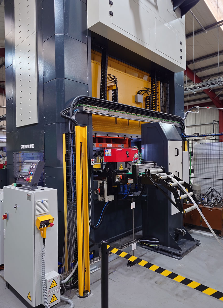 This turnkey production line comprises of a 400 Ton Sangiacomo straight side press, a Dimeco coil feeding line and a Norda in press transfer system.