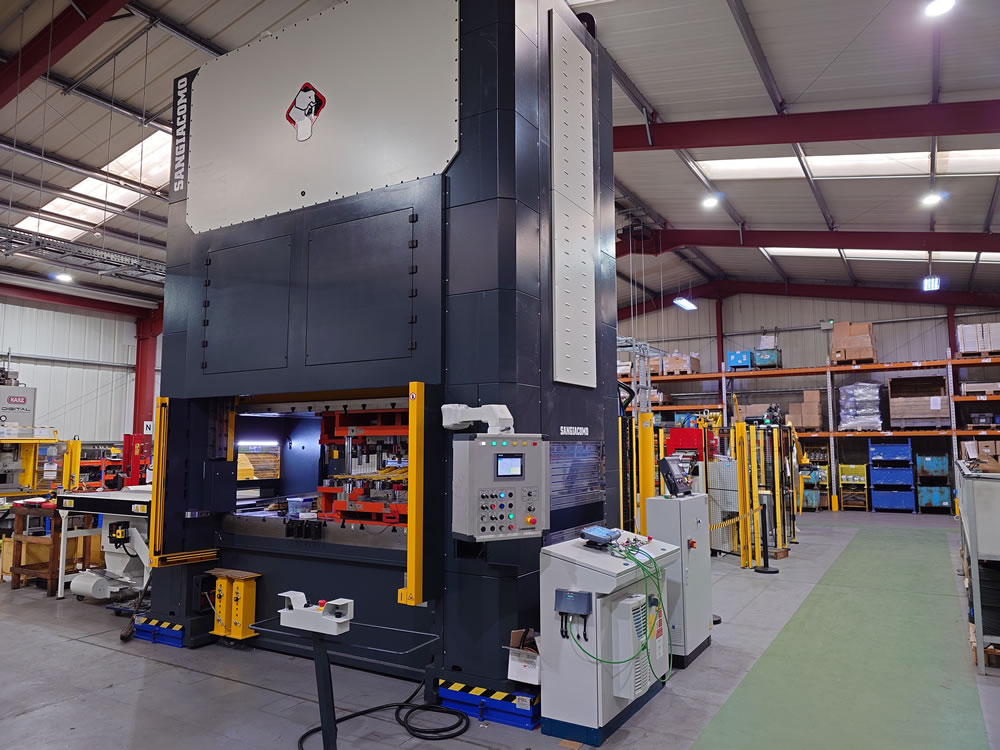 This turnkey production line comprises of a 400 Ton Sangiacomo straight side press, a Dimeco coil feeding line and a Norda in press transfer system.